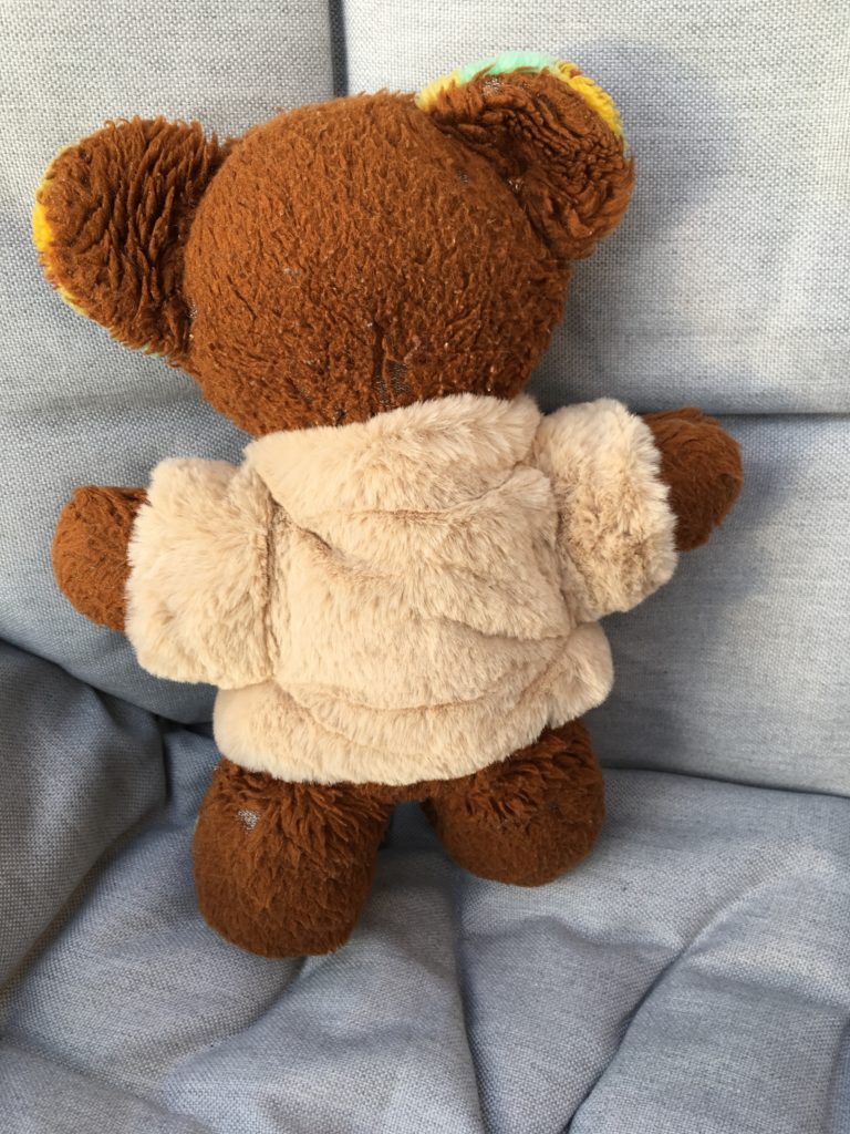 Een zacht vestje zodat Teddy geen koude rug heeft.