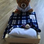 Dokter Bob bij het ziekenhuisbed.