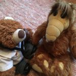 Bob kijkt wat er moet gebeuren bij Alf.