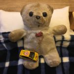 Aai speelt met de ambulance.